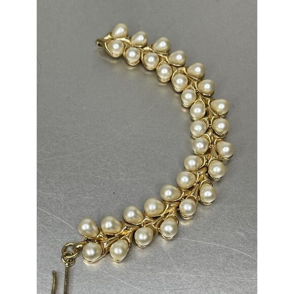 Vintage TRIFARI Serrated Rope Gold Tone Signed BRACELET Faux Pearl 6.25in - Picture 1 of 5